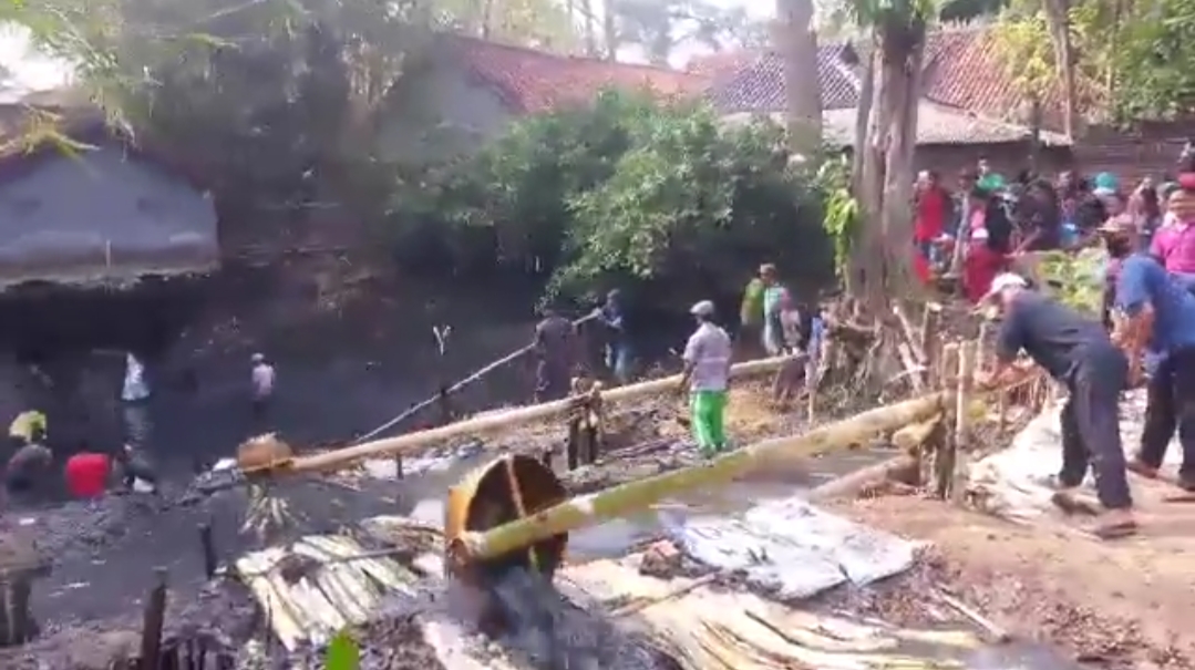 Masyarakat Bahu Membahu Kuras Balong di Haul Unjungan Buyut Tambi
