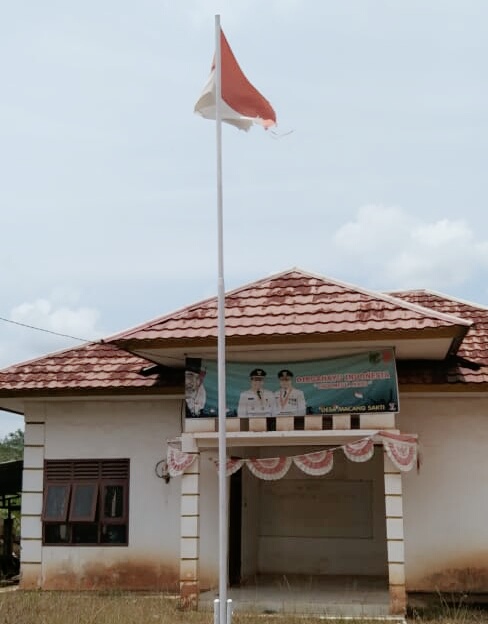 Berkibarnya Bendera Merah Putih Yang Sobek di Kantor Kepala Desa Macang Sakti 