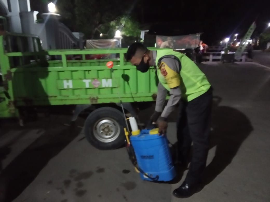 Antisipasi Corona, Polsek Bersama Koramil Sindang Giat Lakukan Penyemprotan Desinfektan