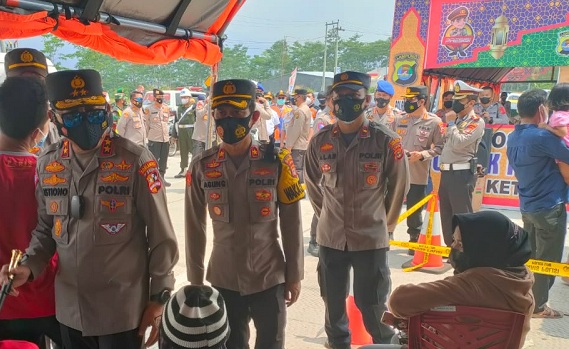 Asops Kapolri Tinjau Posko Penyekatan Check Point Ops Ketupat Krakatau 2021