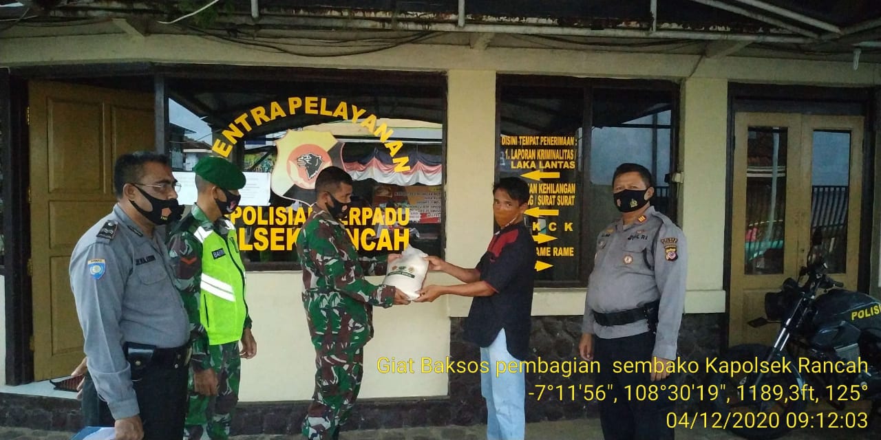 Kapolsek Rancah Berikan Bantuan Kepada Ratusan Warga Dalam Rangka Polri Peduli Masyarakat