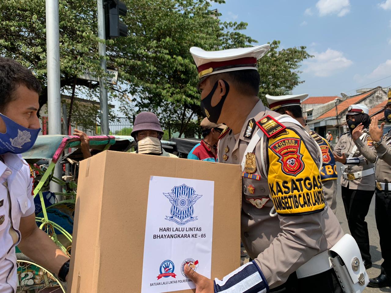 Sosialiasikan 3M, Waka Polres Majalengka Silaturahmi Dengan Komunitas Gowes Dan Juru Kunci Makam Buyut Nyara Serta Bagikan Sembako