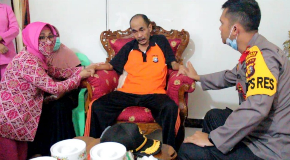 Peringati Bhayangkara ke-74, Kapolres Bengkalis Kunjungi dan Jenguk Anggota yang Sakit