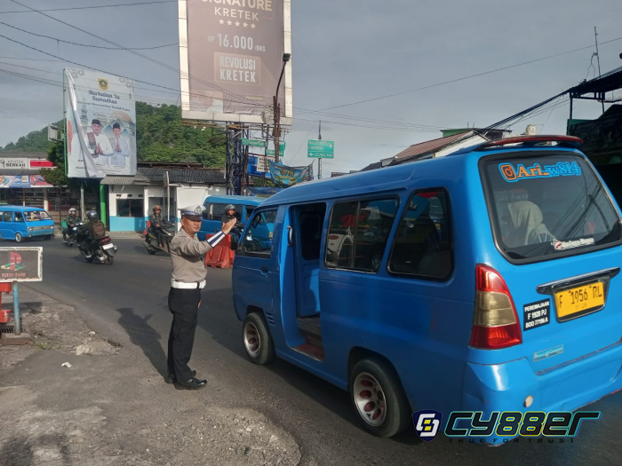 Anggota Polsek Ciampea Polres Bogor Gelar Kegiatan Pengaturan Lalulintas di Bulan Ramadhan