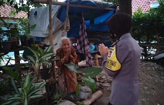 Jalin Silaturahmi Disaat Lebaran, Bhabinkmatibmas Polres Majalengka Polda Jabar Anjangsana Kerumah Warga