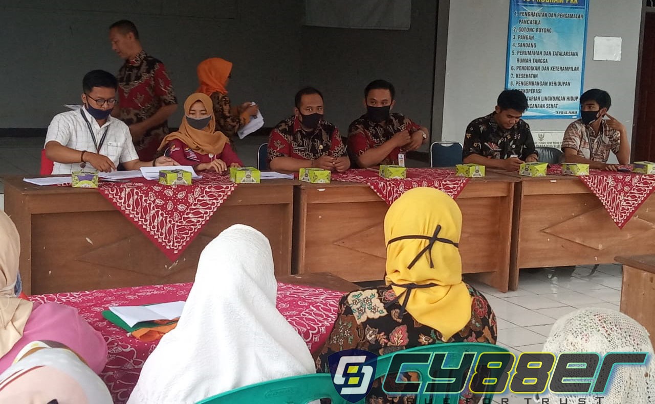 Calon Penerima PKH di Desa Panulisan Barat sedang Melakukan Verifikasi Dan Validasi