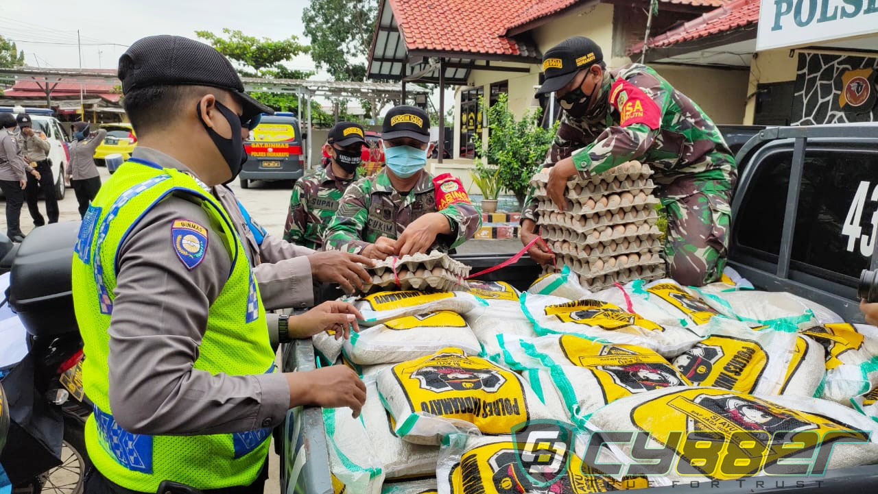 Jajaran Polsek Juntinyuat Kembali Bagikan 130 Paket Sembako 