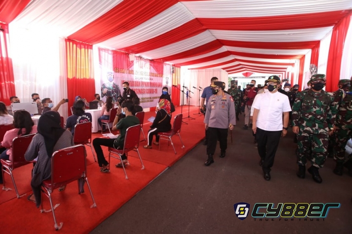 Tinjau Vaksinasi di Bandung, Kapolri Minta Pekerja dan Perusahaan Patuhi Aturan PPKM Darurat