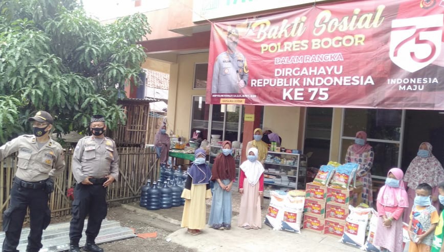 Cegah Penyebaran Covid-19 di Yayasan Arsyada Polres Bogor Bagikan Masker