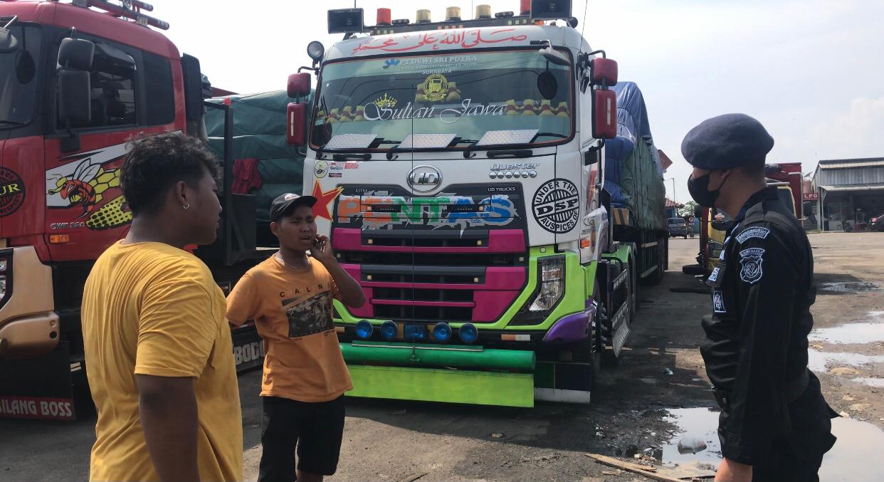 Patroli Sat Brimob Polda Jabar Sambangi Supir Truk Container