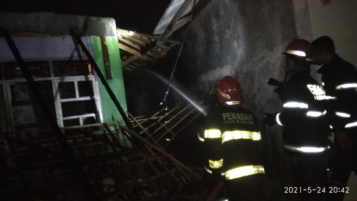 Diduga Akibat Korsleting Listrik, Sebuah Rumah Hangus Terbakar