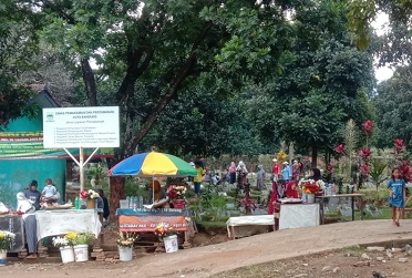Meski Dilarang, Warga Bandung Tetap Ziarah Kubur 