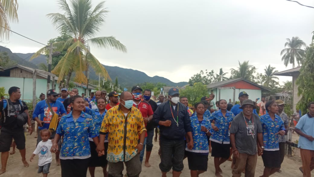 Tarian Suling Tambur Warnai Kunjungan Orideko I.Burdam di Kampung Warwanai