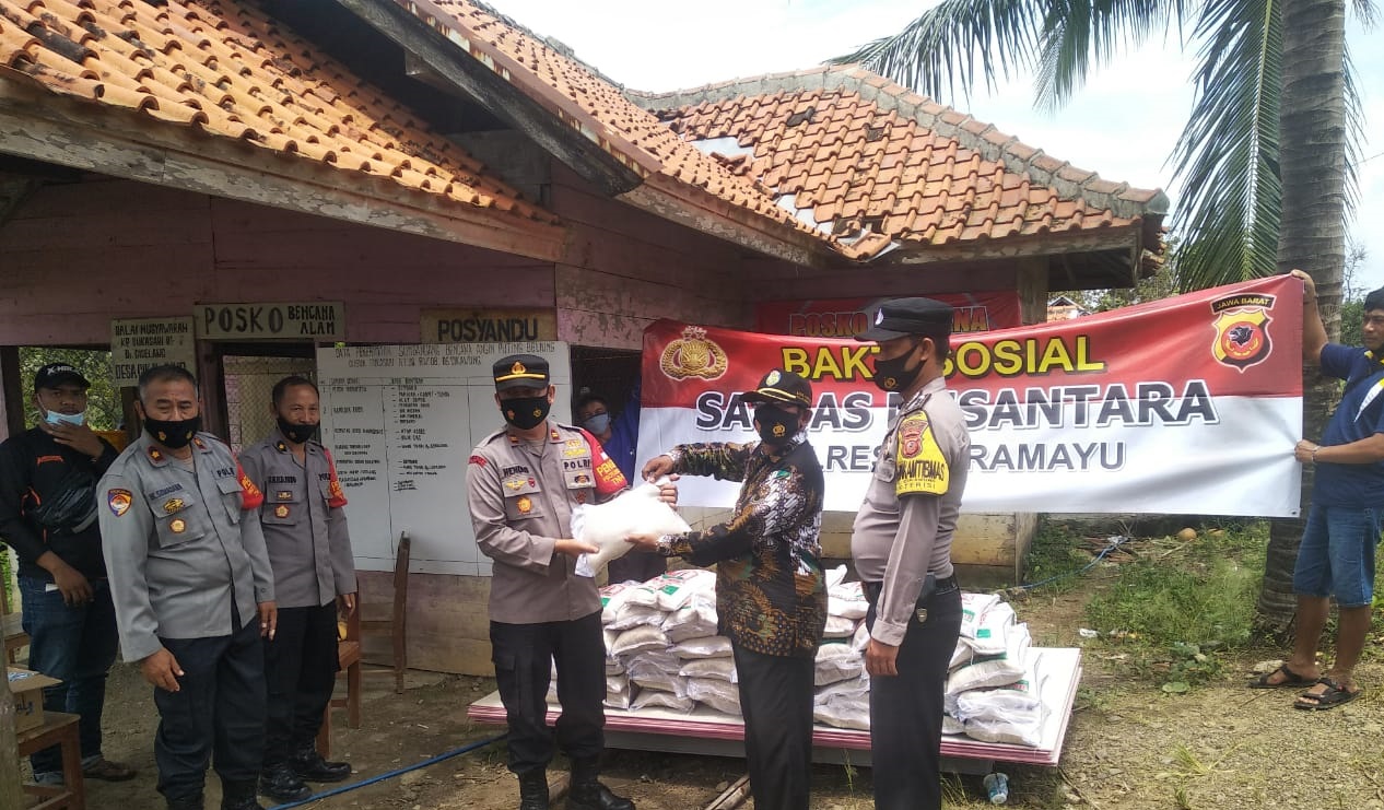 Polres Indramayu Polda Jabar Berikan Bantuan Pada Warga Terdampak Bencana Puting Beliung di Terisi