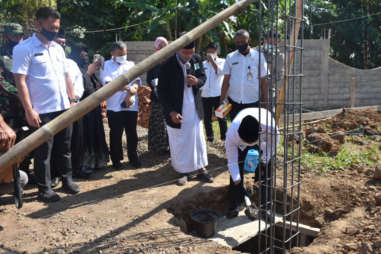 Bupati Sumedang H. Dony Ahmad Munir melakukan peletakan batu pertama pembangunan Masjid dan Pondok Pesantren