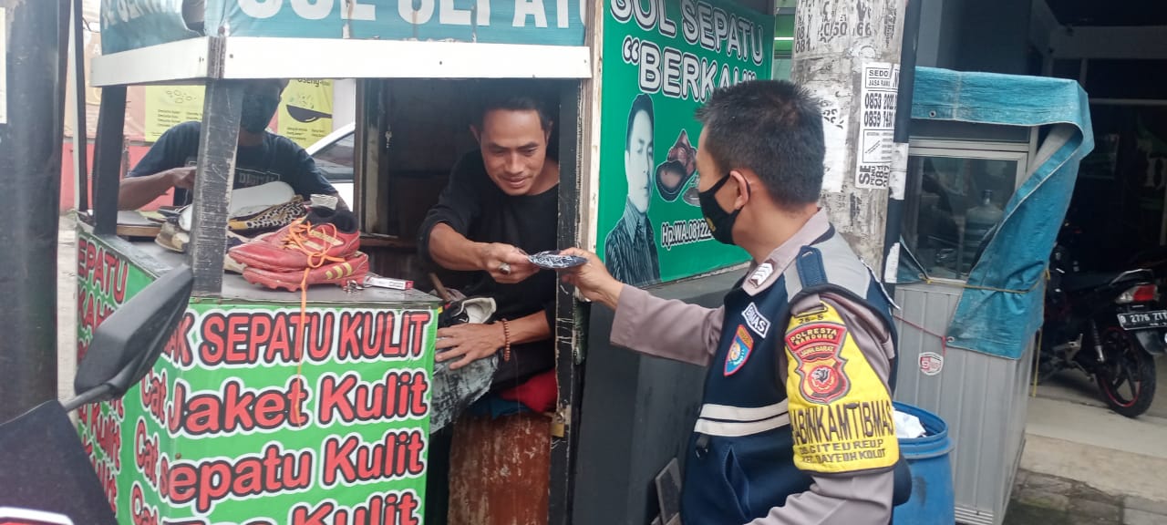 Dimasa PPKM Tahap 2 Personil Polresta Bandung Polda Jabar Himbau Prokes dan Bagikan Masker