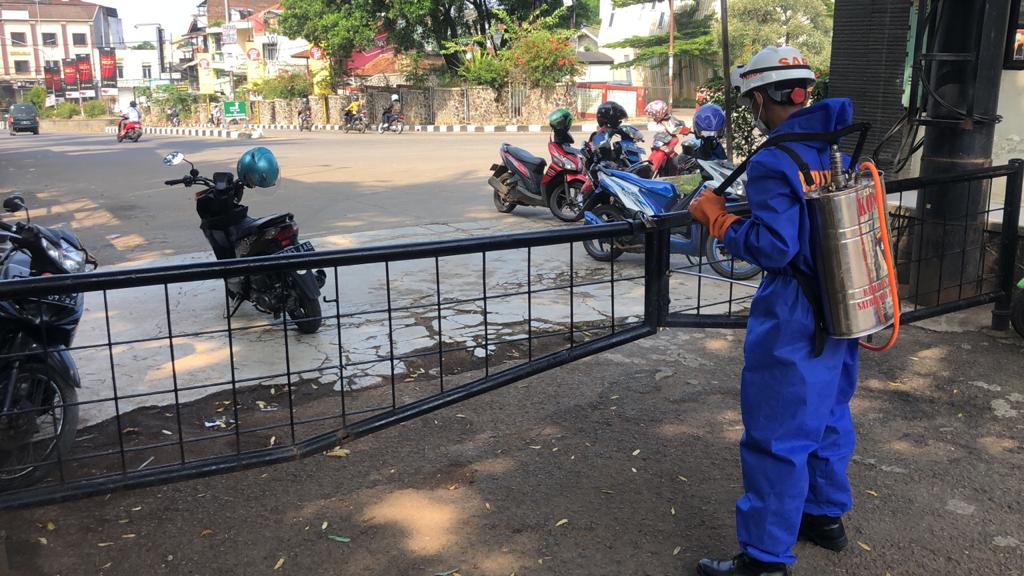 Wujud Perhatian untuk Lingkungan, Agenda Rutin Sat Brimob Polda Jabar Penyemprotan Disinfektan Selama Pandemi
