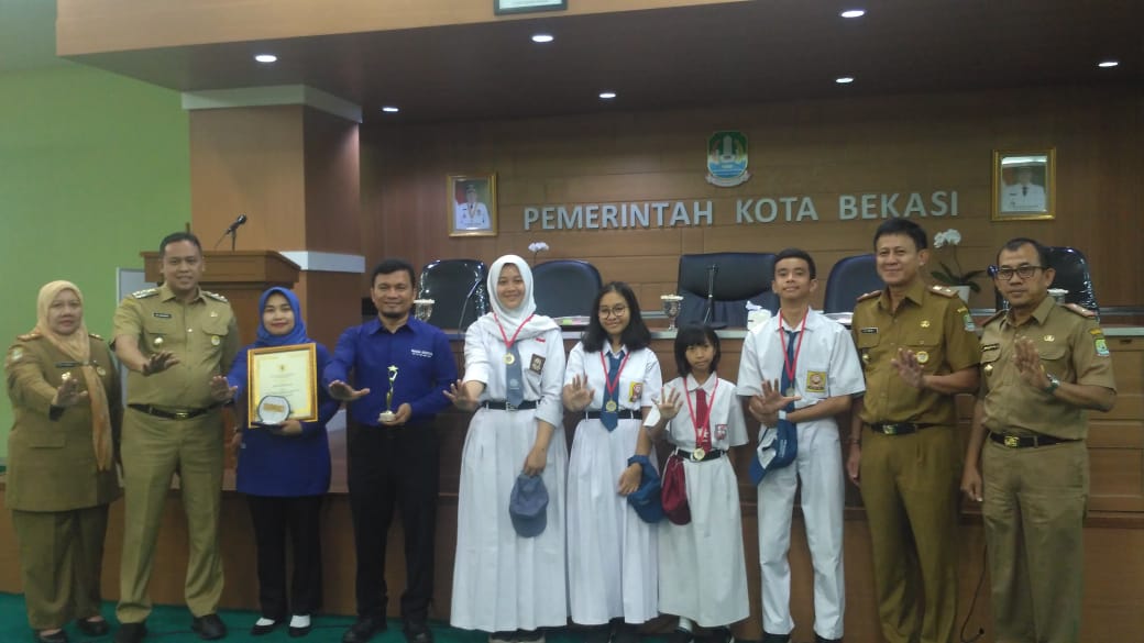 Wakil Walikota Serahkan Piala dan Mendali kepada Pemenang Sekolah Nasional 1 Event Angklung International Folklore Festival in Vienna Austria tahun 2020