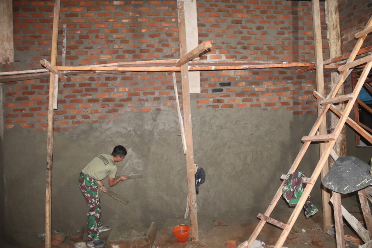 Anggota satgas TMMD saat lembur