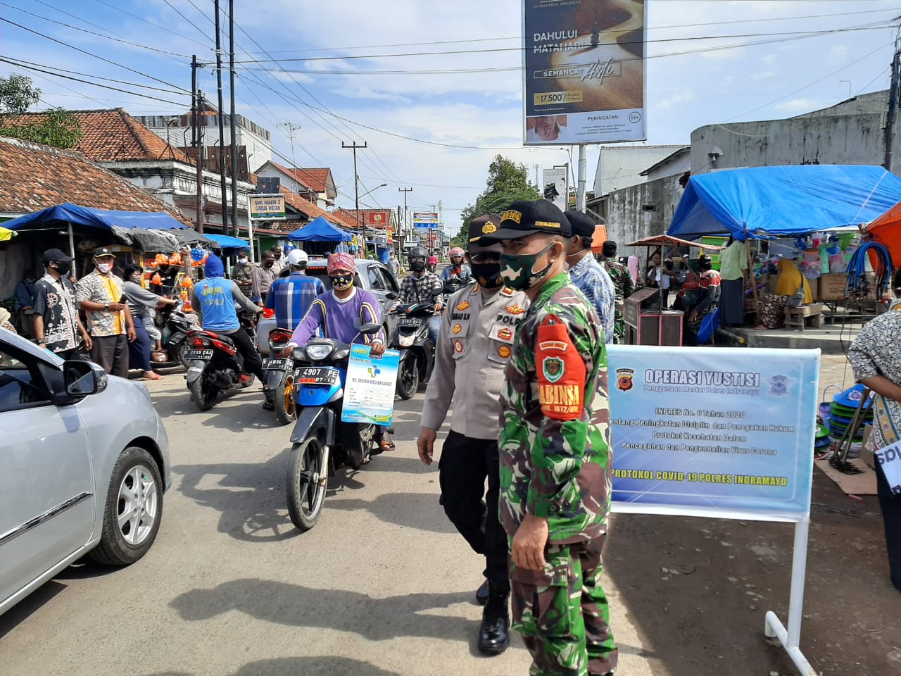 Polsek Gabuswetan Kembali Gelar Oprasi Gabungan Tiga Pilar Razia Masker Pengguna Jalan Yang Melintas