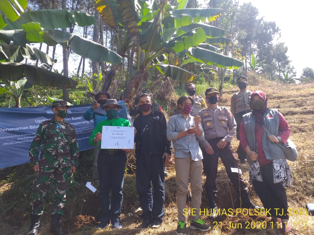 Kapolsek Tanjungsari dan Danramil Tanjungsari Bersama Camat Tanjungsari Melaksanakan Penanaman Bibit Tanaman