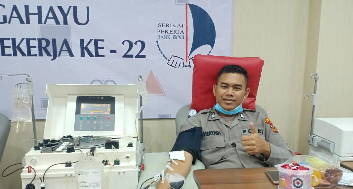 Peduli Sesama, Anggota Polsek Pameungpeuk Donorkan Plasma di PMI