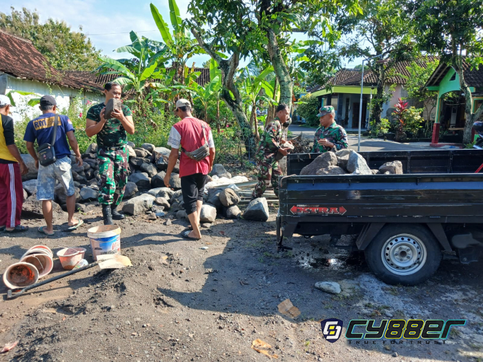 Gotong Royong Warga dan TNI Bangun Jembatan Garuda di Desa Karangpakel