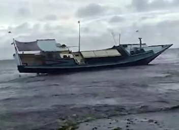 Kapal Nelayan Asal Sulawesi Terdampar di Garut Selatan dan Menghebohkan Masyarakat