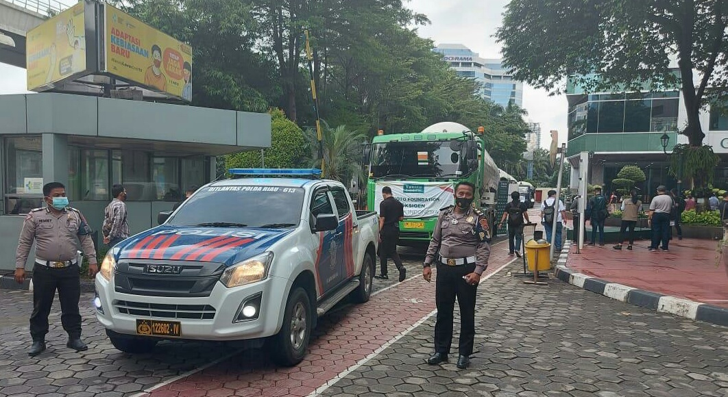 Polda Riau Kawal Pengiriman 70 Ton Oksigen Untuk Pasien Covid-19 Dari RAPP