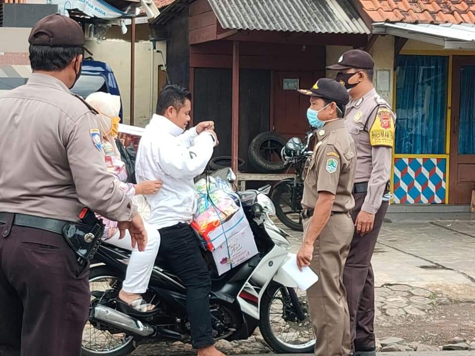Tekan Penyebaran Covid -19, Polres Majalengka Polda Jabar Terus Lakukan Ops Yustisi dan Bagikan Masker Gratis