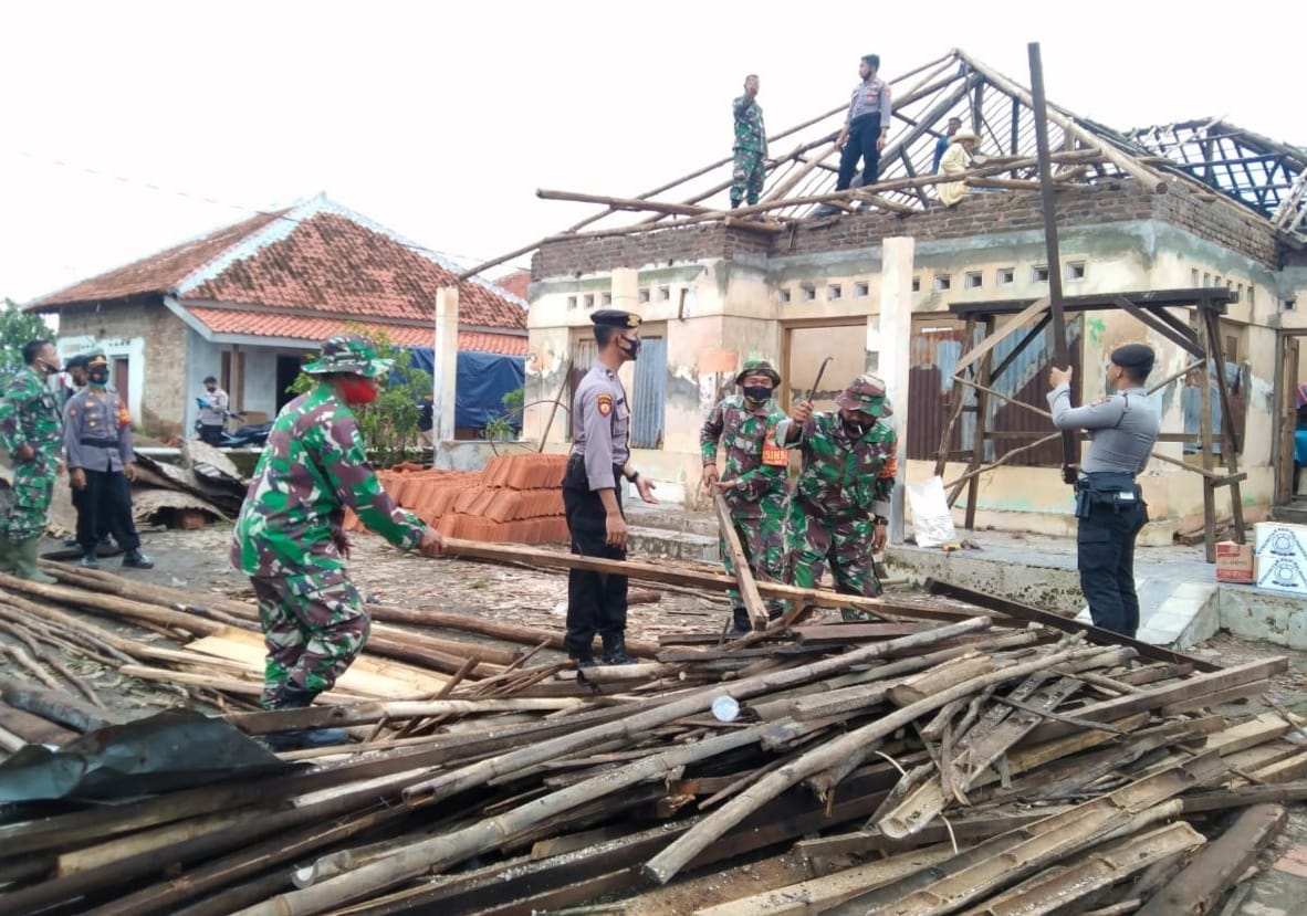 Sinergitas Polresta Cirebon Polda Jabar, Kodim dan Warga, Gotong Royong Bersihkan Dampak Puting Beliung di Desa Slangit