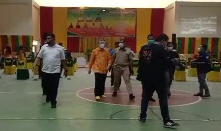Mahasiswa Hadang Gubernur Riau Syamsuar Usai Hadiri Acara Gebyar Melayu Riau di GOR Tualang, Kabupaten Siak Disaat Pandemi Corona