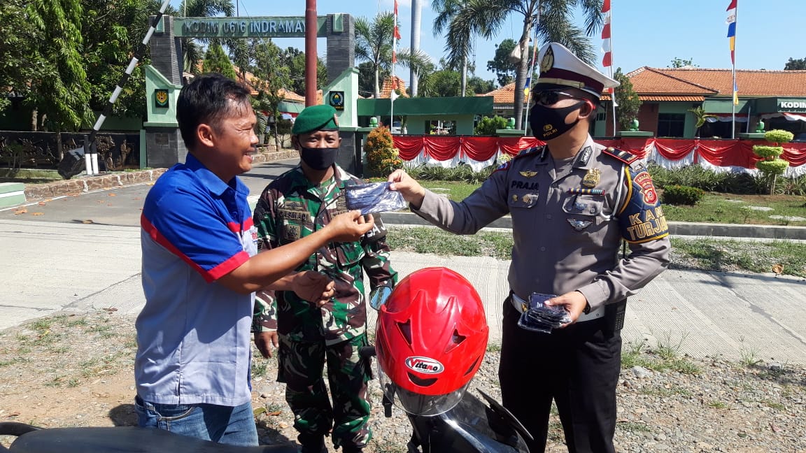 TNI-POLRI Kembali Bagikan Masker Sebanyak 350 Pcs Pada Masyarakat