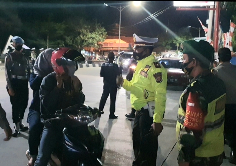 Cegah Penyebaran Covid-19, Tiga Pilar Kabupaten Majalengka Gelar Patroli Malam Terkait 3M, Serta Bagikan Ratusan Masker 