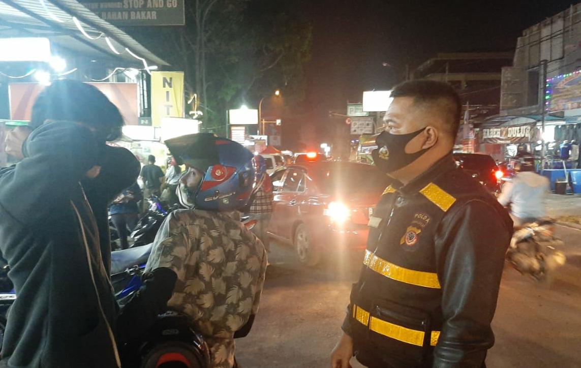 Tegakan Prokes di Wilkumnya, Polsek Lembang Polres Cimahi Polda Jabar Gelar Ops Yustisi