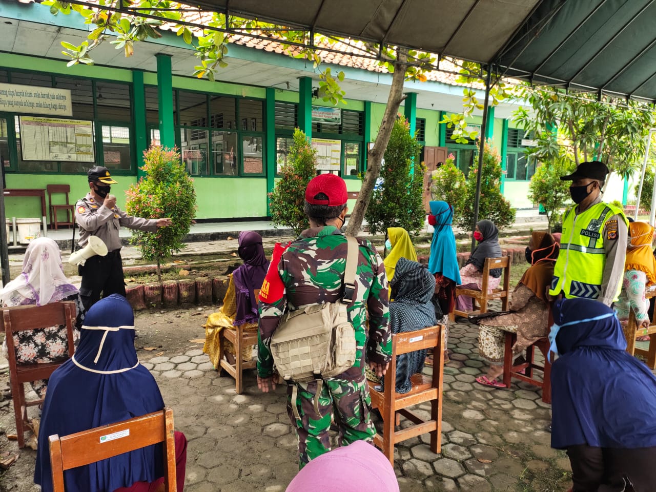 Polsek Karangampel Kawal Pendistribusian 553 KPM Untuk 4 Desa