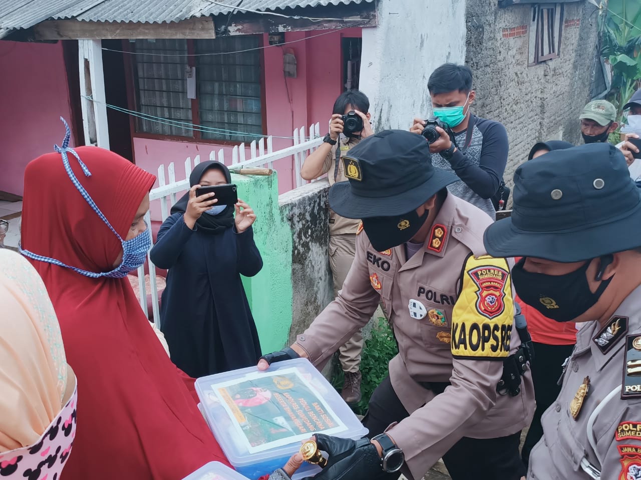 Kapolres Sumedang Berikan Bantuan Pada Korban Longsor di Perum Lembusari Endah Pamulihan Sumedang