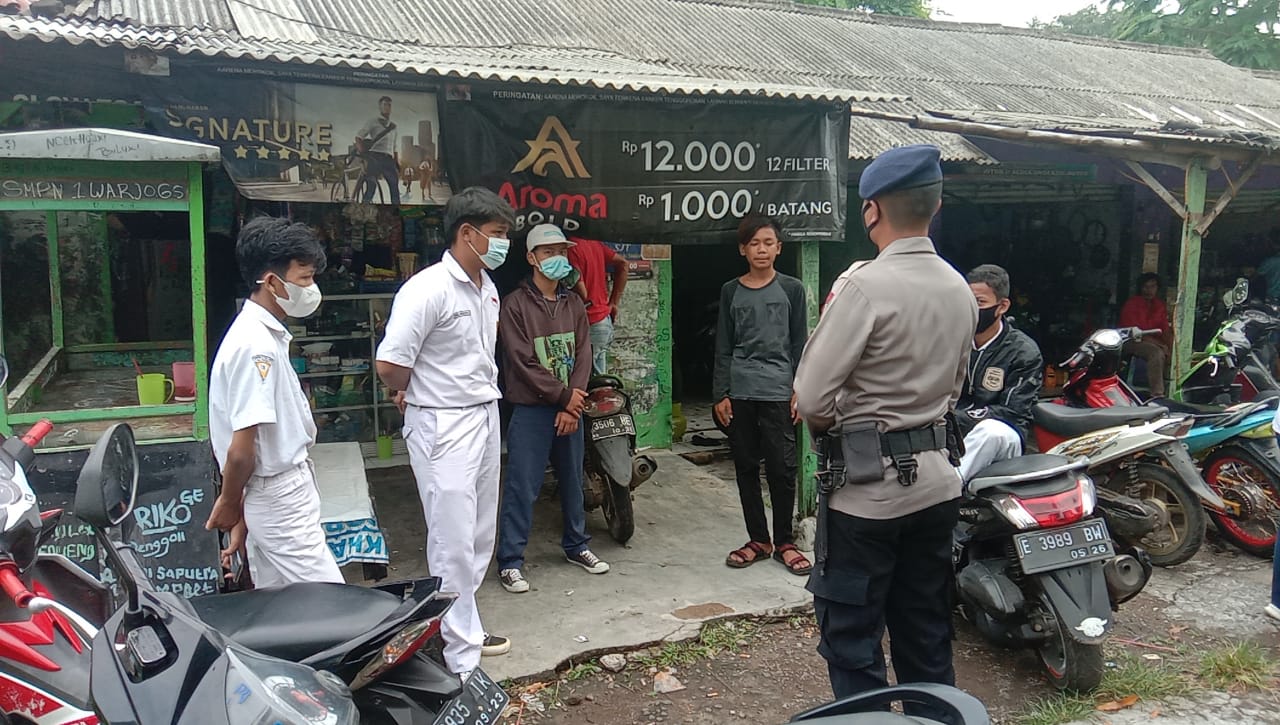 Cegah Covid-19, Sat Brimob Polda Jabar Sambang Dialogis Ke Warga Cirebon