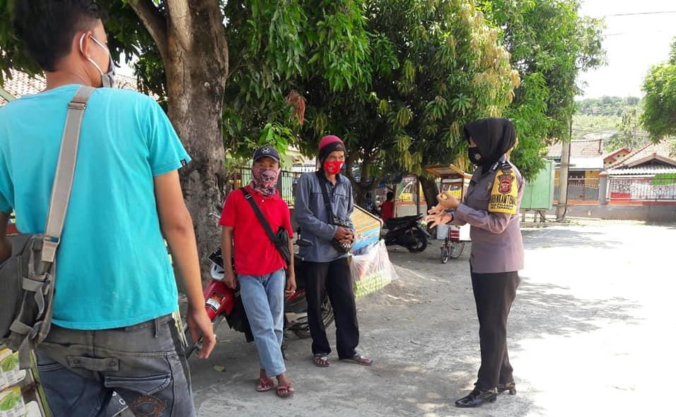 Sambangi Pedagang Kaki Lima, Personil Polres Majalengka Polda Jabar Himbau Protokol Kesehatan dan 3M