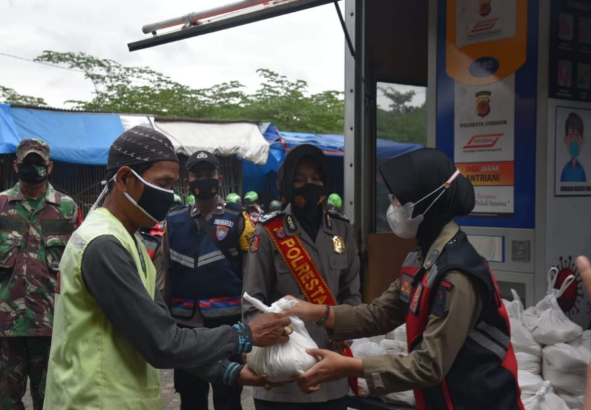 Bhakti Sosial ATM Beras Keliling Polresta Cirebon Polda Jabar Dengan Sasaran Warga Kurang Mampu