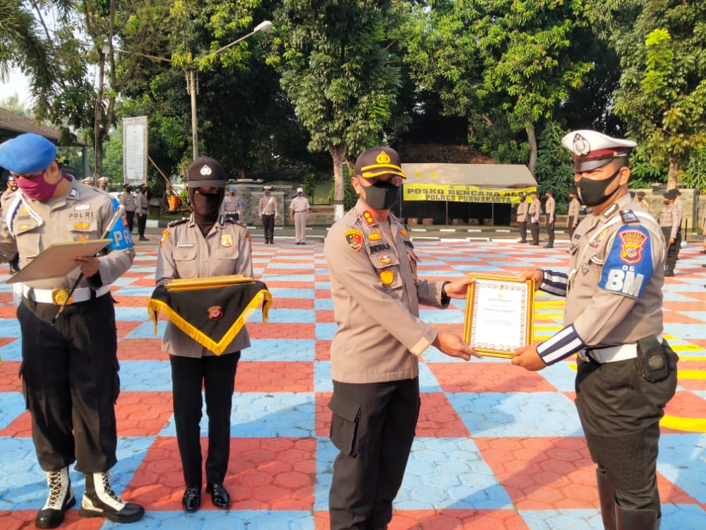 AKBP Indra Berikan Penghargaan Kepada 4 Personil Polres Purwakarta