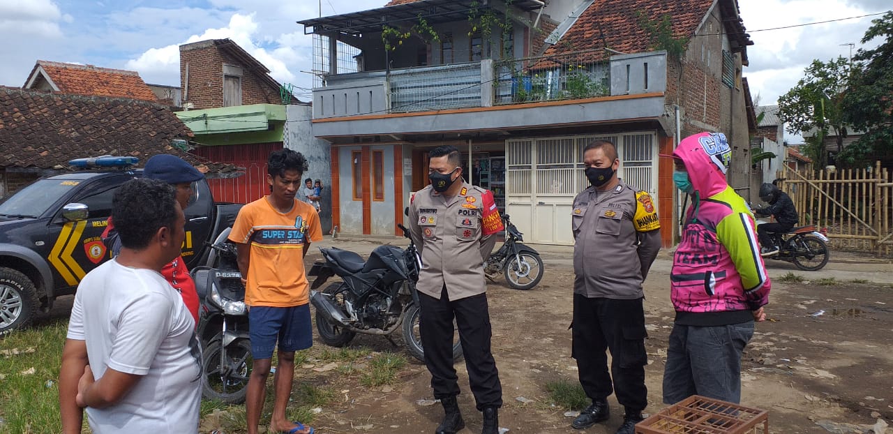 Polresta Bandung Polda Jabar  Beserta Jajaran Membubarkan Adu Japati Secara Humanis Di Wilayah Baleendah Yang Tidak Memperhatikan Protokol Kesehatan