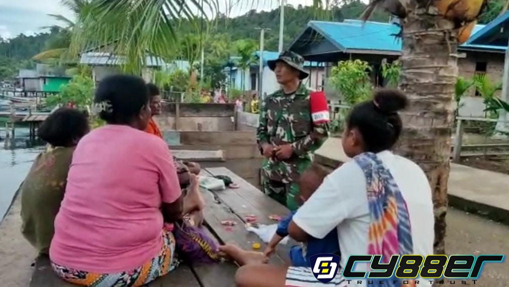 Laksanakan Komsos Dengan Warga di Warsambin,Anggota Ini Sering Membawah Buah Pinang