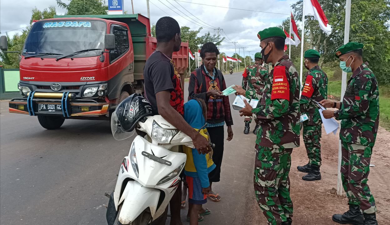 Satuan Sigap Covid-19 Korem Merauke Sosialisasi Protokol Kesehatan dan Bagikan Masker Kepada Pengguna Jalan