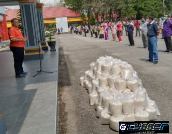 Bupati Inhu Salurkan Bantuan 2 Ton Beras kepada Masyarakat Karena Dampak Covid-19
