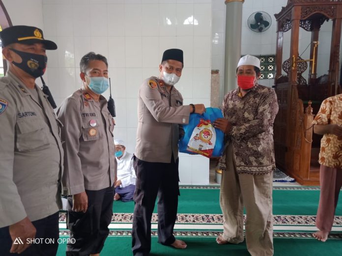 Sambut HUT Bhayangkara Ke 75, Polsek Medan Area Berbagi Sembako