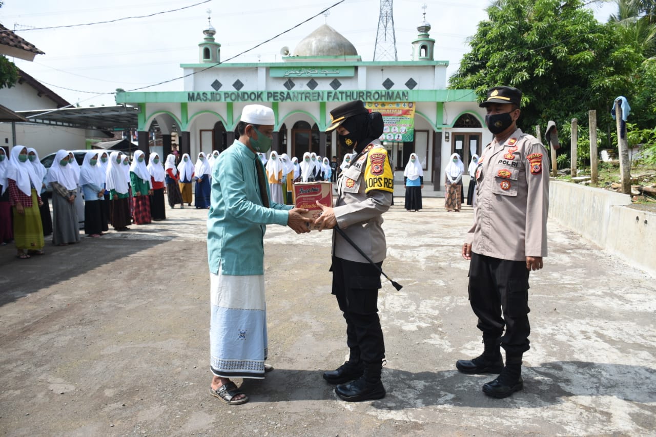 Kapolres Banjar Silaturahmi dan Berikan Bantuan Ke Ponpes Faturahman 