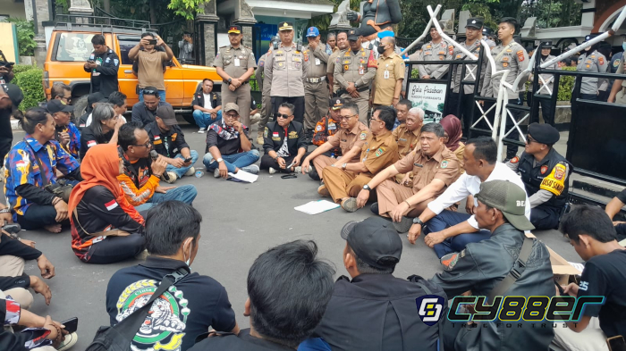 Tolak Rencana Penghapusan UHC, Massa Gabungan Ormas dan LSM Gelar Aksi Damai di Pemda Purwakarta