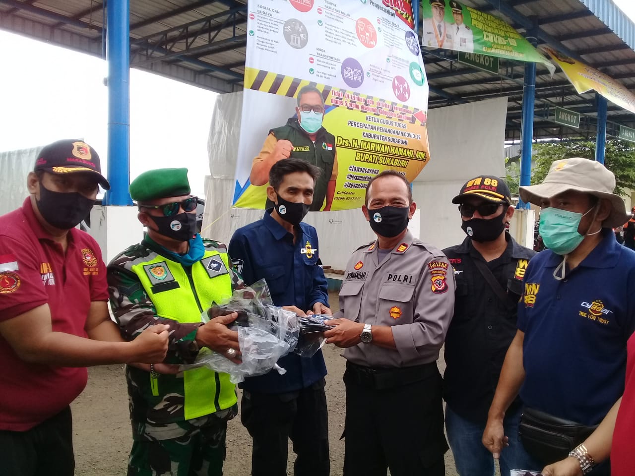 Cyber88 Dan WN 88 Perangi Covid -19 Bagikan Masker dan Hand Sanitizer di 2 titik Pos Chek Point PSBB Bogor -Sukabumi
