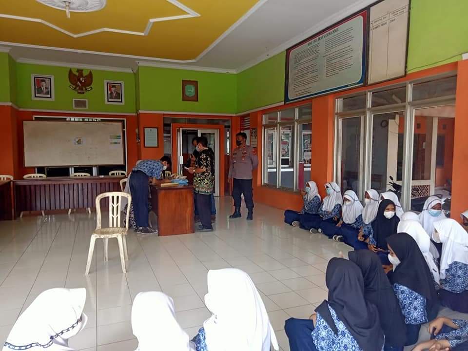 Pastikan Terapkan Prokes, Polisi Monitoring Kelulusan SMP 